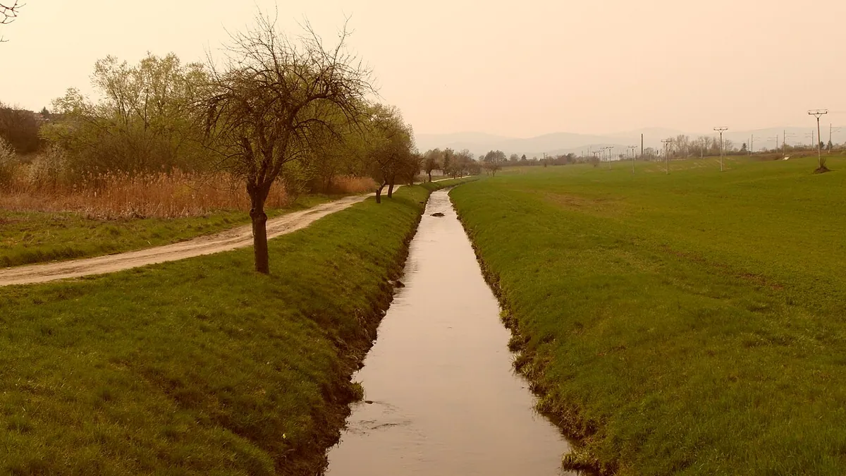 Pohľad na Šenkvice — fotografia „CESTIČKA PRI POTOKU - panoramio“