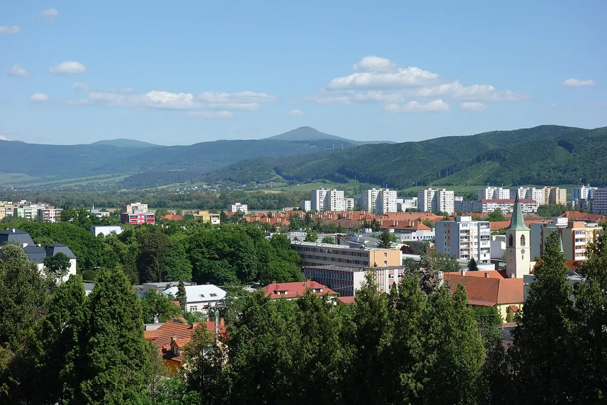 Pohľad na Humenné — fotografia „Humenné (v pozadí Vihorlat) 001“